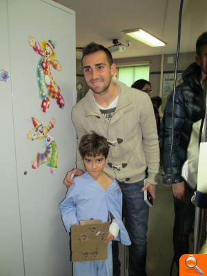 Jugadores del Valencia CF visitan a los niños ingresados en el hospital de Gandia - (foto 3) Jugadores del Valencia CF visitan a los niños ingresados en el hospital de Gandia - (foto 3)